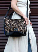 Ledertasche_Damen_für_Alltag_Schultertasche_Ava_Heleny_Vorderansicht_Model