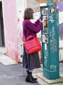 Heleny - Leder-Schultertasche Ava in Rot, kompakt und ideal für unterwegs - Model - Vorderansicht