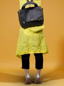 Heleny Wandelbare Leder-Damentasche Franka in Grau mit Rucksackfunktion, modern und funktional - Model - Rückansicht