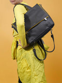 Heleny Wandelbare Leder-Damentasche Franka in Grau mit Rucksackfunktion, modern und funktional - Model - Seitenansicht