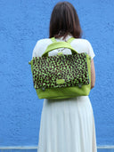 Heleny_Ledertasche_Rucksack_Alltag_und_unterwegs_Vorderansicht_Model