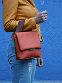 Heleny_kleine_Leder-Schultertasche_Mira_Orange_Seitenansicht_Model
